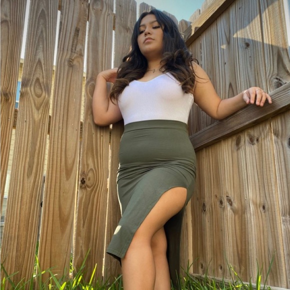 Midi knit skirt w/ side slit. - NWT - Picture 3 of 4